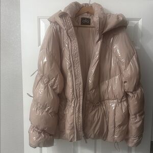 Alo Yoga Stunner Puffer Jacket Dusty Pink L
Brand New/Untouched Without tag.